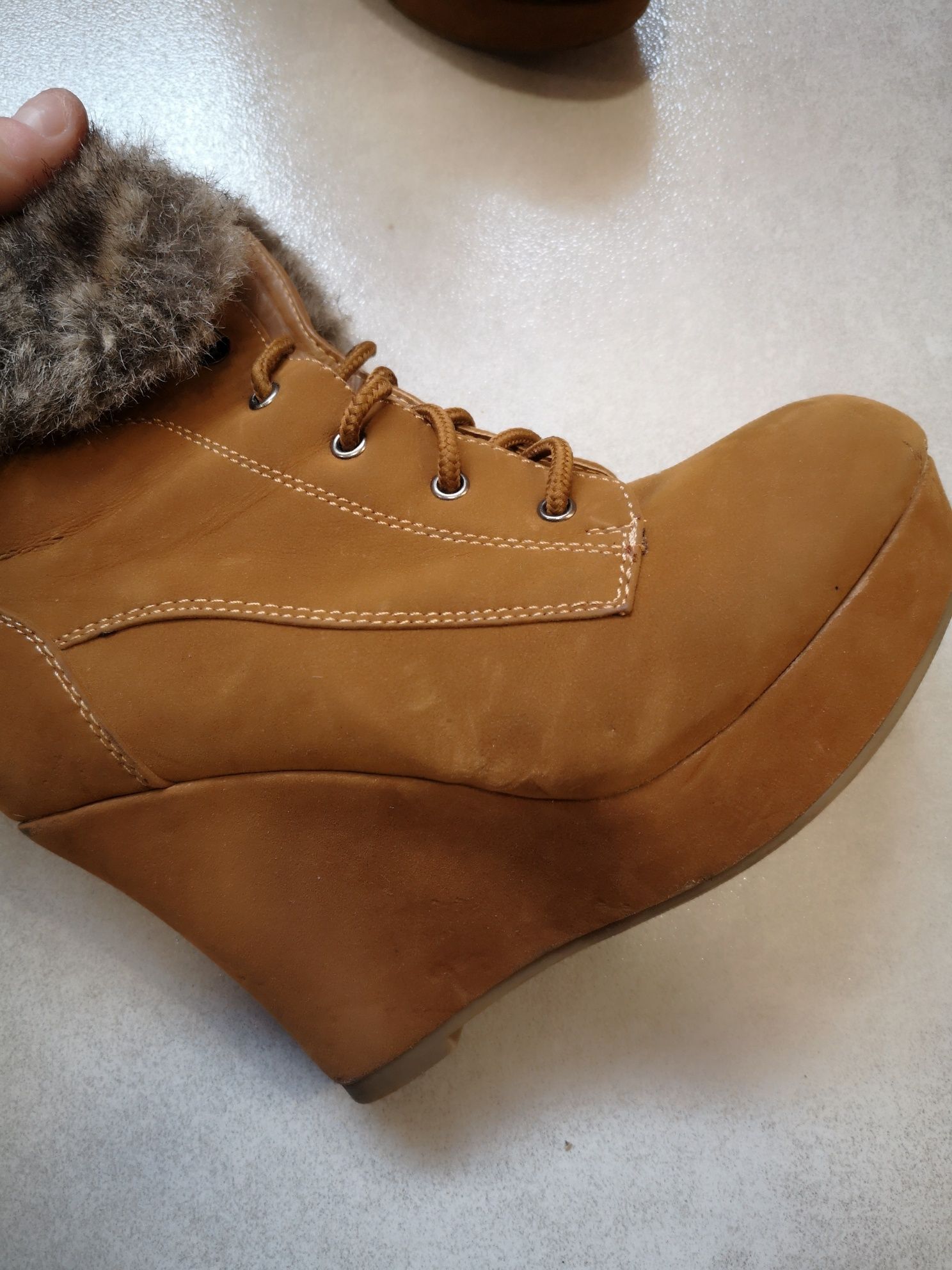 Buty na koturnie