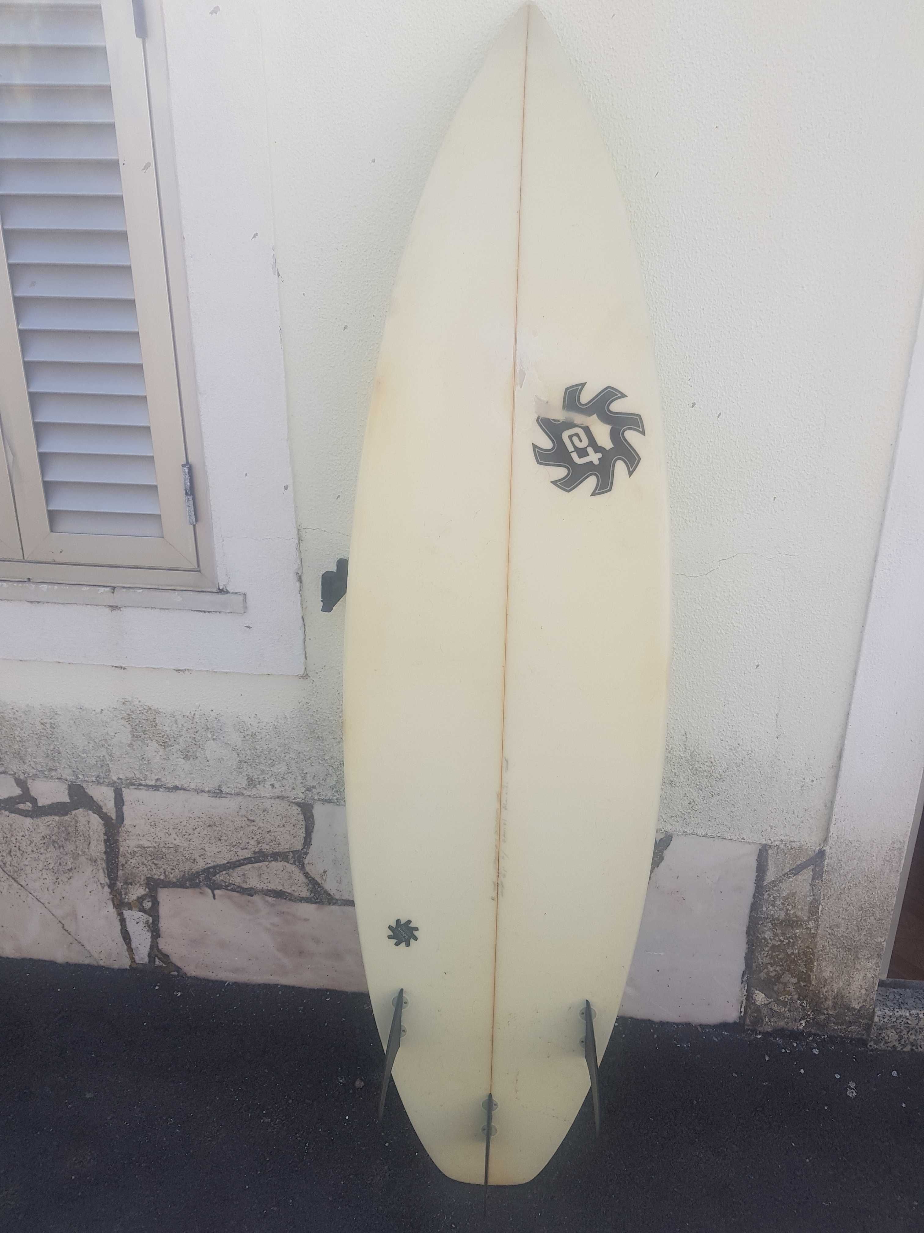 Prancha de surf em bom estado