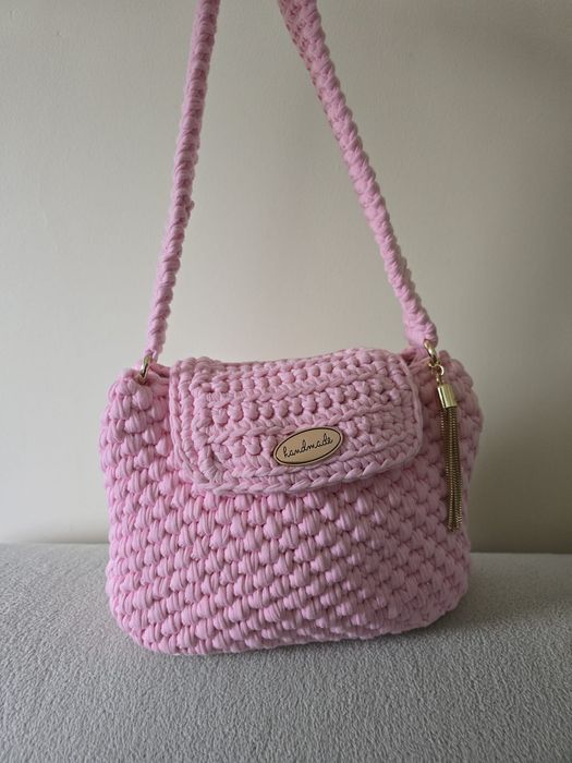 Piękna różowa torebka robiona na szydełku