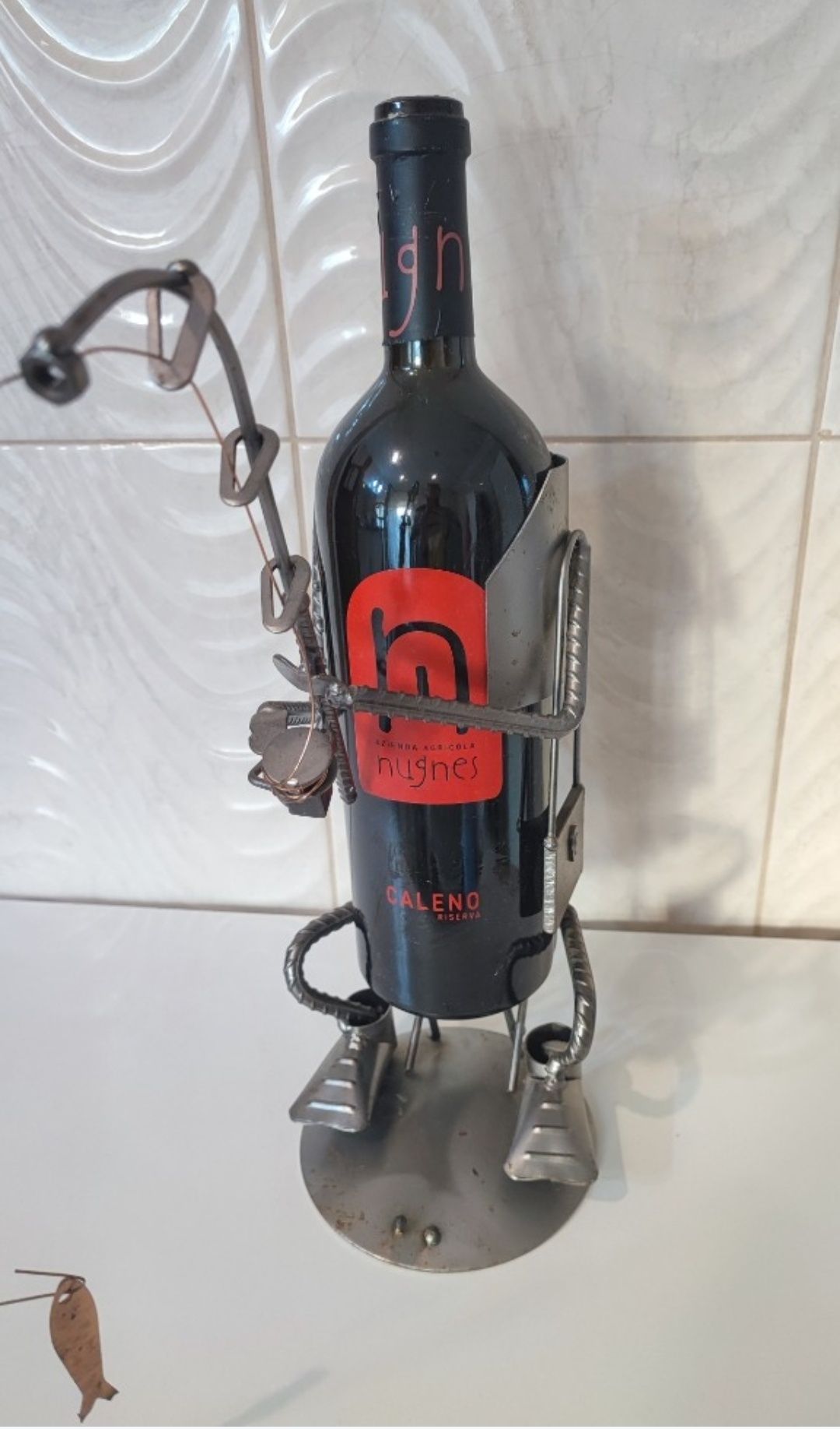 Metalowy Stojak na wino wędkarz 38 cm + wino