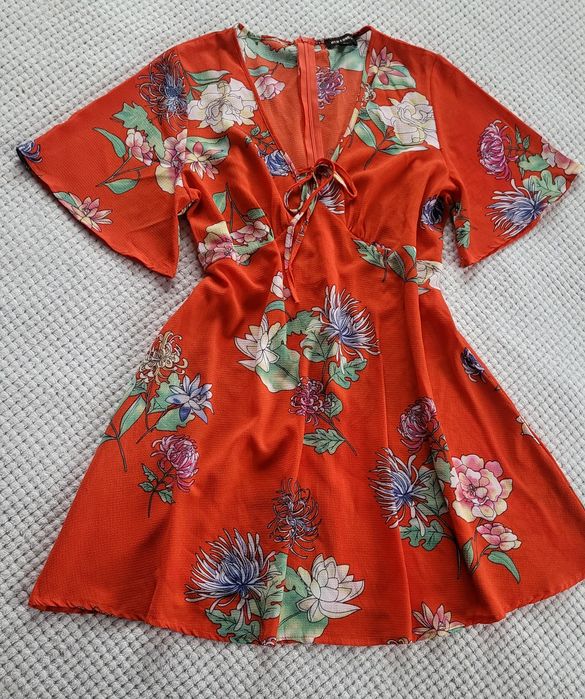 Nowa śliczna sukienka letnia z krótkimi rękawem wiązany dekolt 40