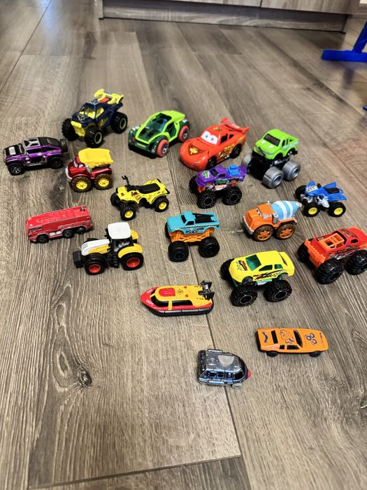 Набір машинок різні