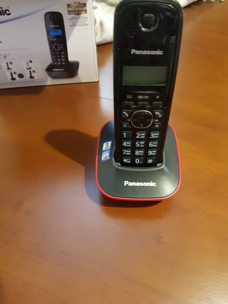 Радиотелефон Panasonic KX-TG1611UA red