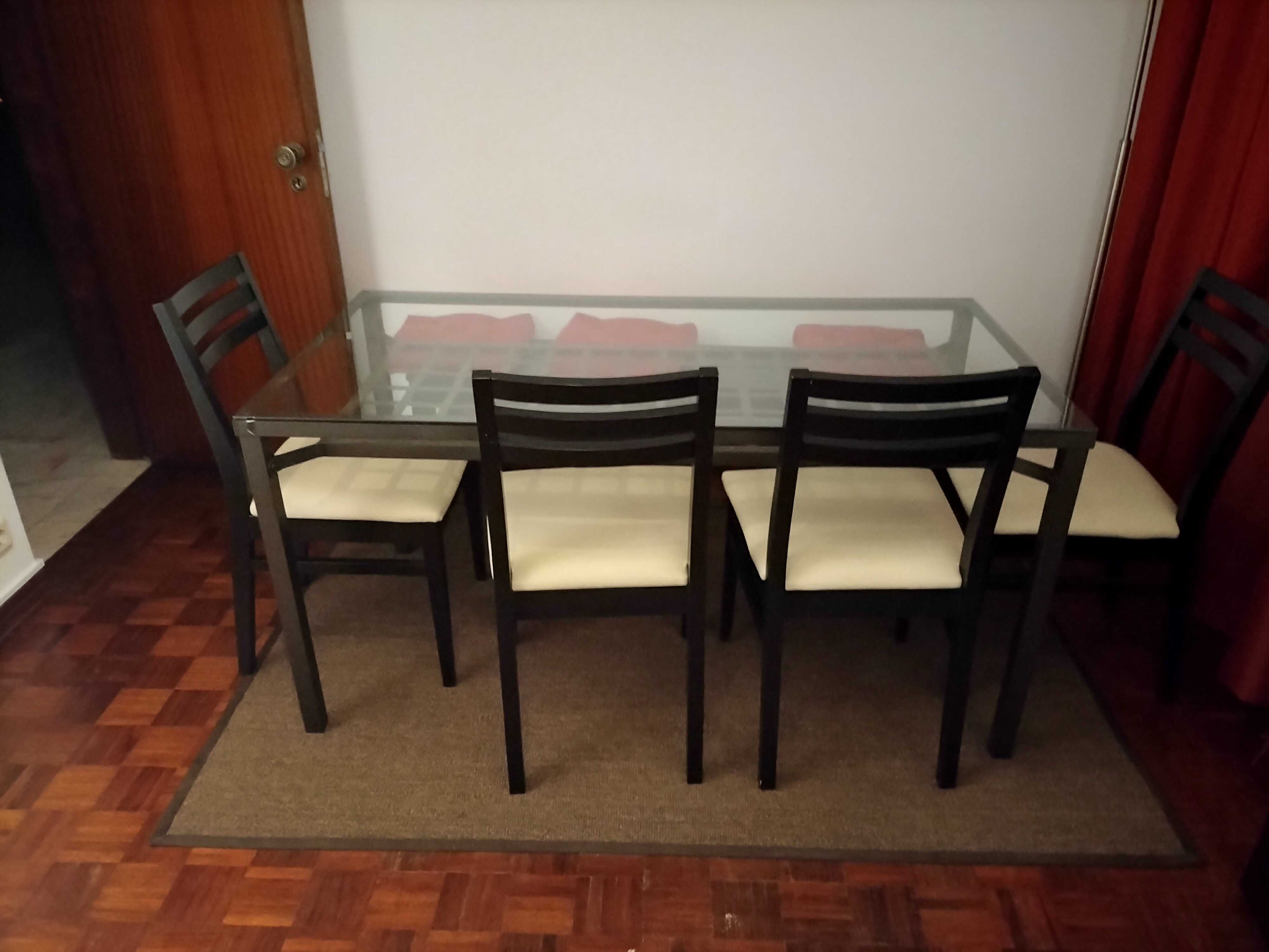 Mesa e cadeiras de sala