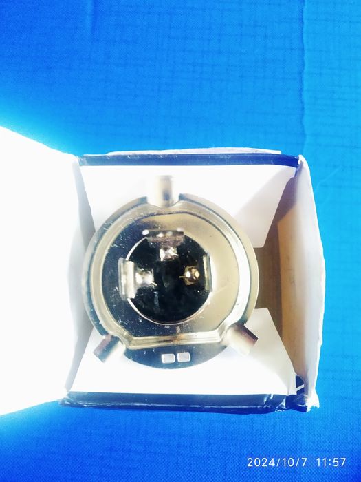 Светодиодня LED  лампа . Цоколь H4 .
