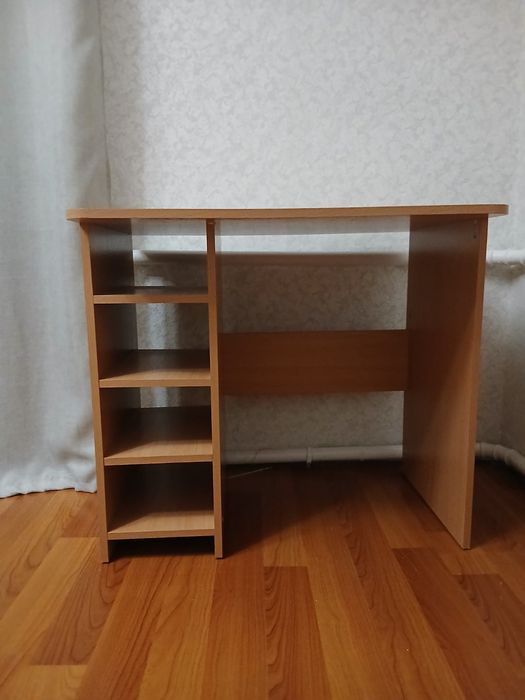Продам стіл письмовий в ідеальному стані
