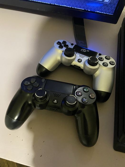 Продаю PlayStation 4 pro б/у