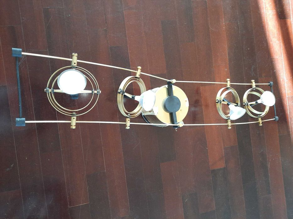 Candeeiro de teto dourado