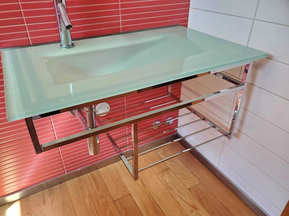 Lavatório Vidro e Inox para Casa de Banho
