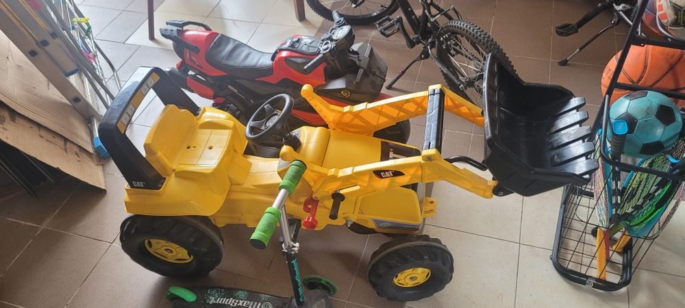 Koparka Rolly Toys CAT Z łyżką. Gratis motor na akumulator i hulajnoga