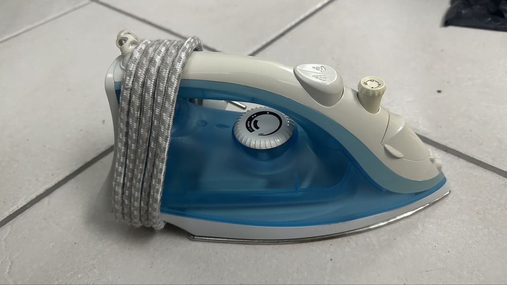 Ferro de engomar a vapor — azul — em bom estado