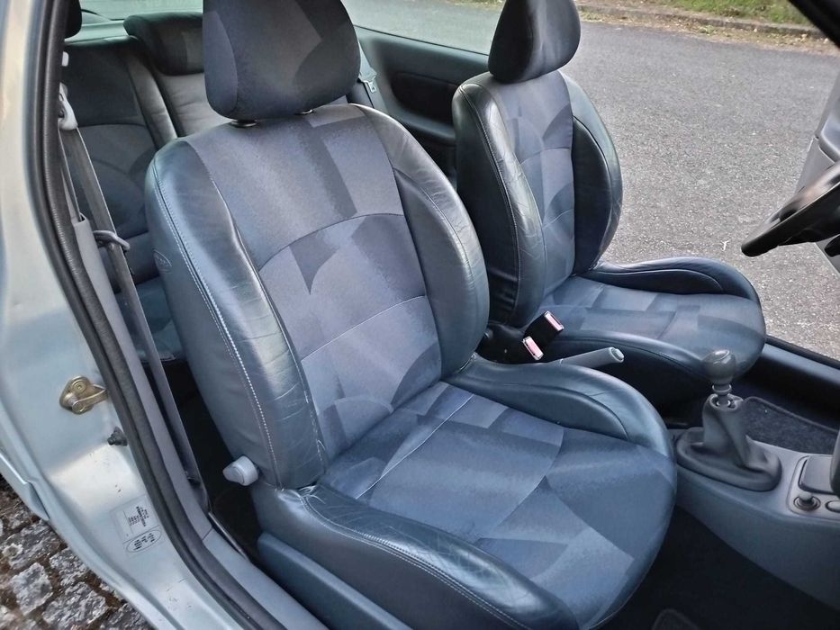 Renault Clio 1.4 16v Sport - 115000 / Reservado kms Reais