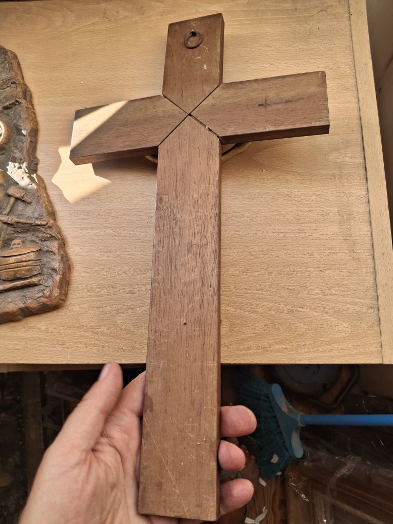 Cristo na cruz  em bronze ?