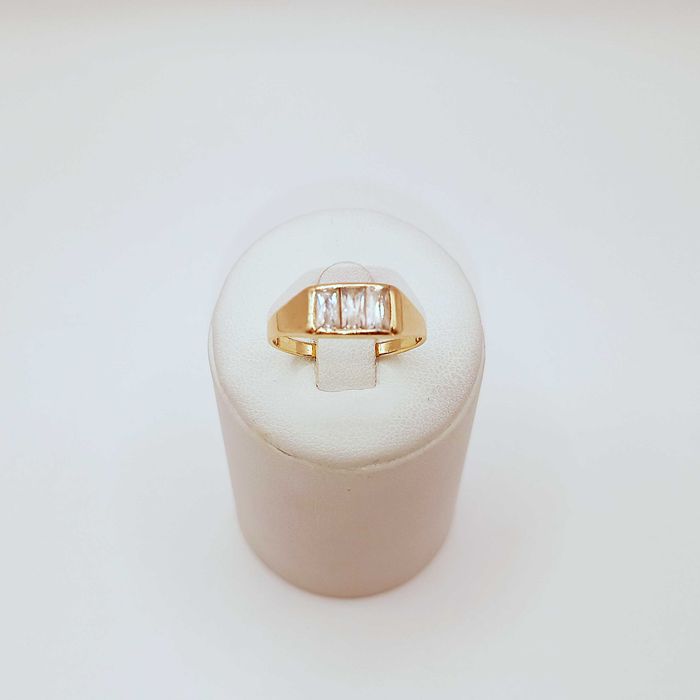 Złoty pierścionek - z prostokątnymi oczkami pr. 585, 3,11g. roz. 17