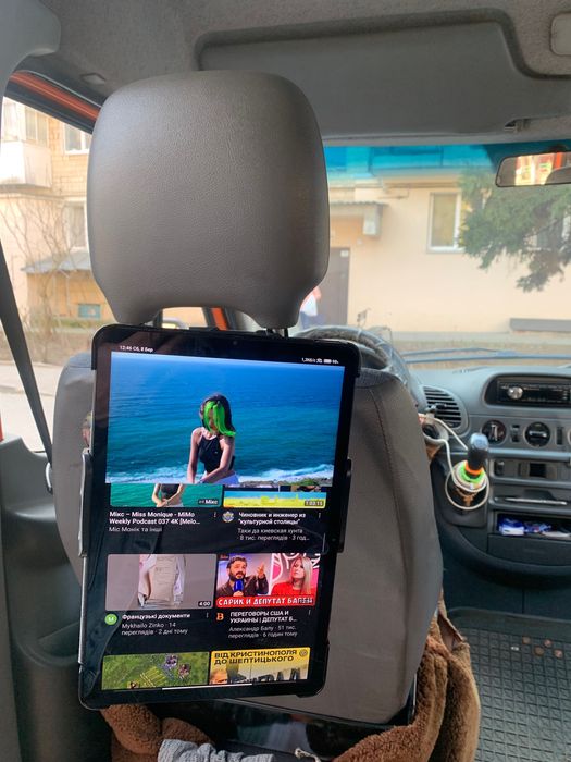 Кріплення планшета кріпиться на підголовник автомобіл