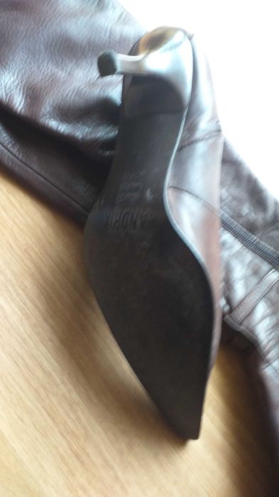 Botas castanhas em pele