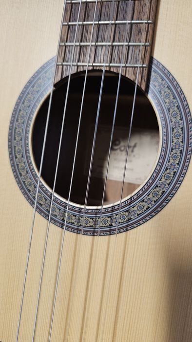 Акустична гітара з підставкою