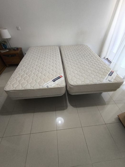 Conjunto de dois sommiers e colchões