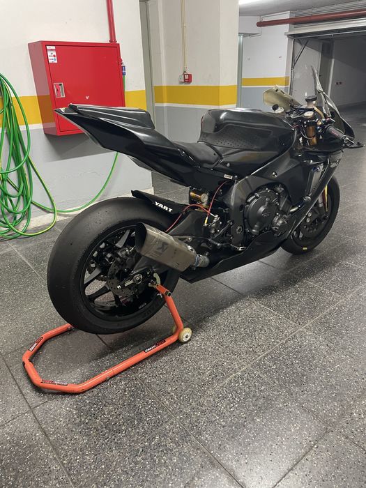 Yamaha R1 - pista