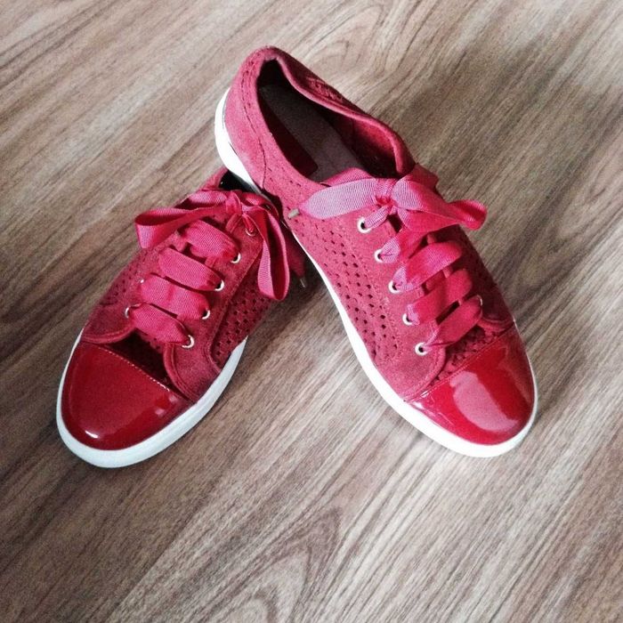 STRADIVARIUS Czerwone skórzane trampki z dziurkowaniem