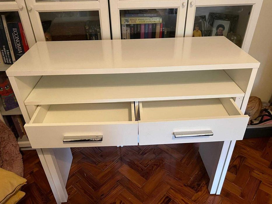 Mesa de escritorio ou movel de apoio extensivel