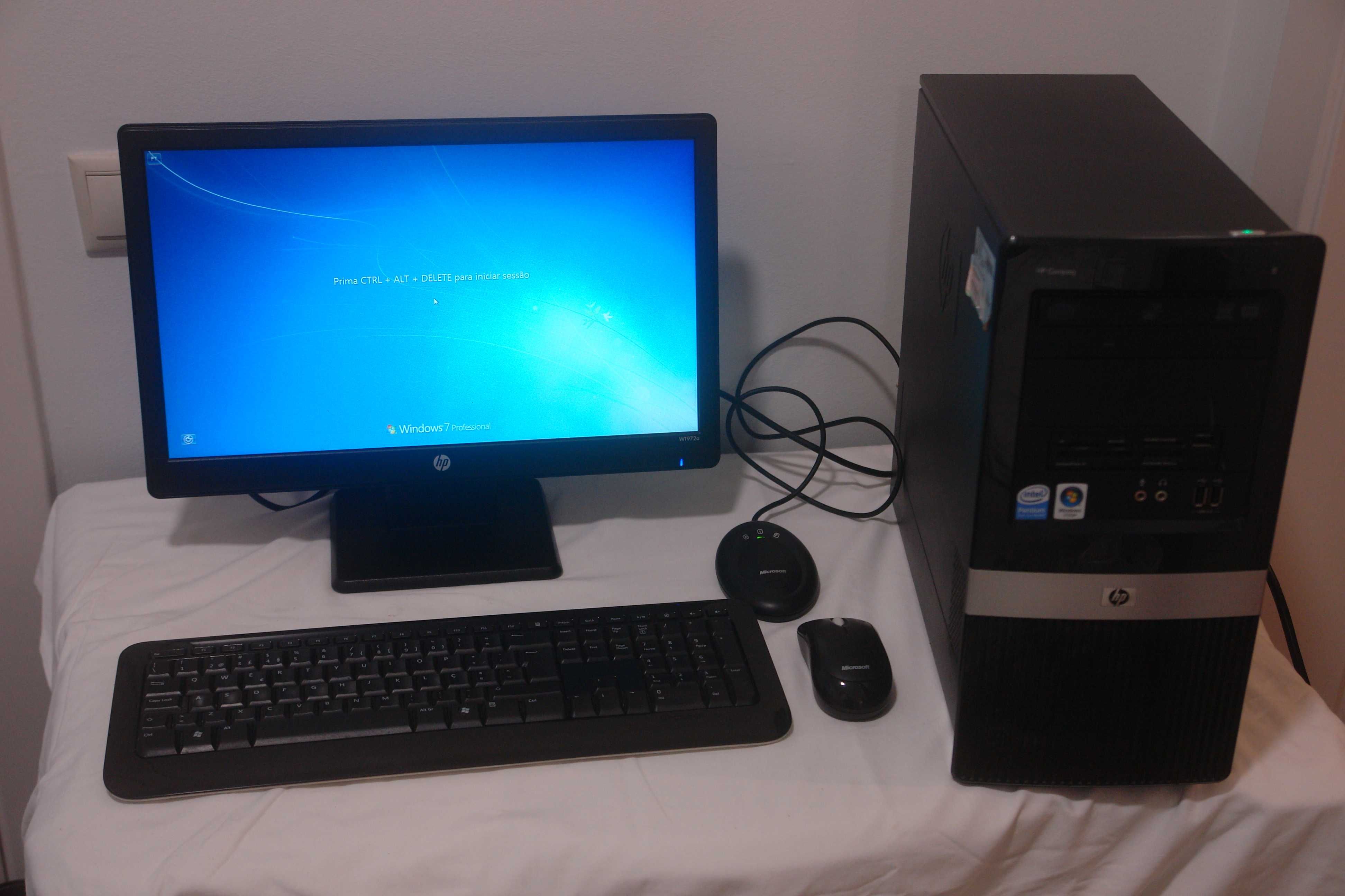 Torre, monitor HP Compaq e teclado Microsoft