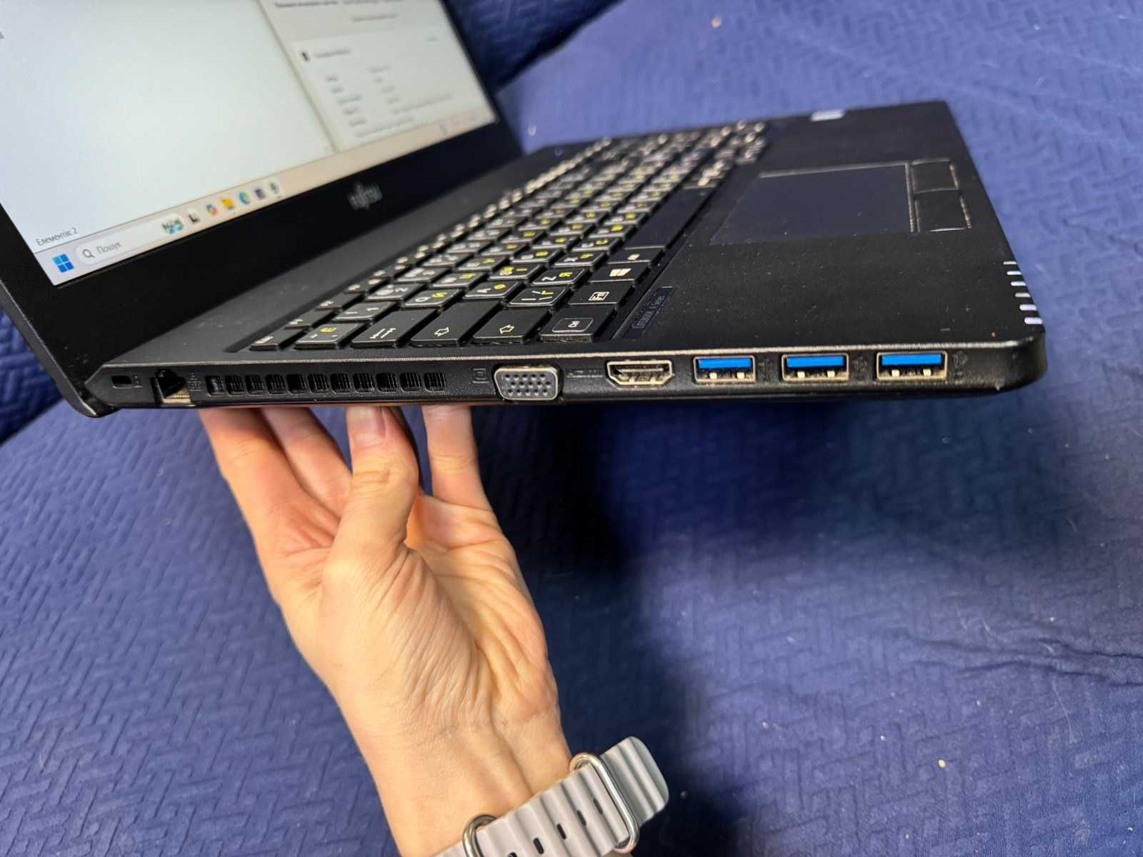 Ноутбук Fujitsu LIFEBOOK A359 / i3-8130U / 8 gb / 240 gb / 15.6