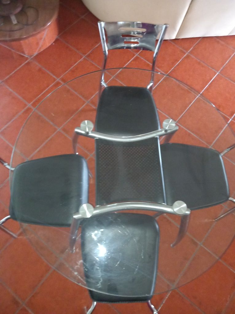 Mesa tampo em vidro com 4 cadeiras tampo em pele