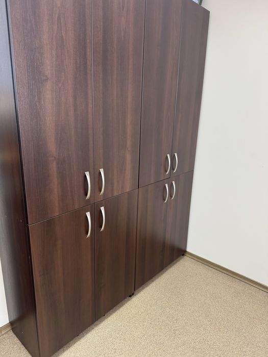 Розпродаж офісних меблів шафи столи стільці крісла