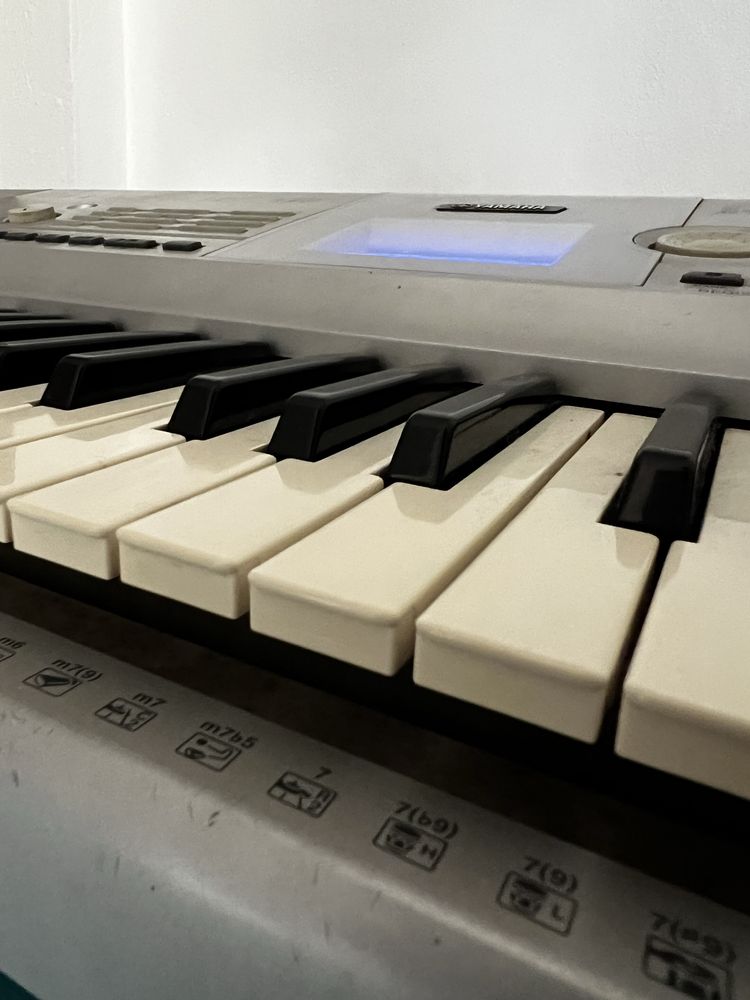 Teclado Yamaha DGX-205 – 76 Teclas Sensíveis ao Toque (Montijo)
