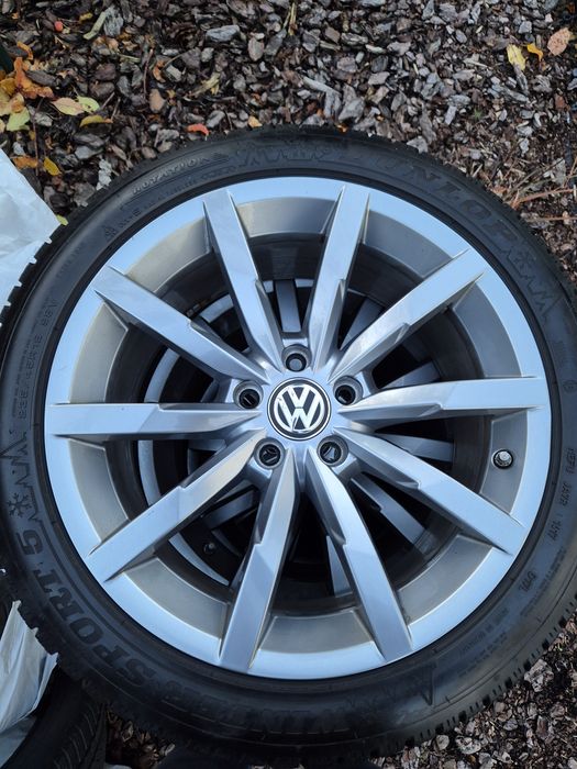 Opony zimowe Dunlop 235/45/18 komplet z felgami alu VW R-line