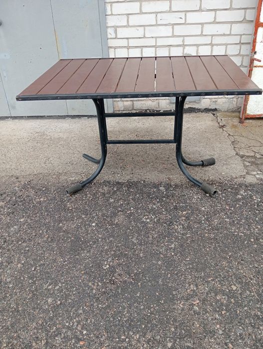 Продам раскладной стол на шесть человек.