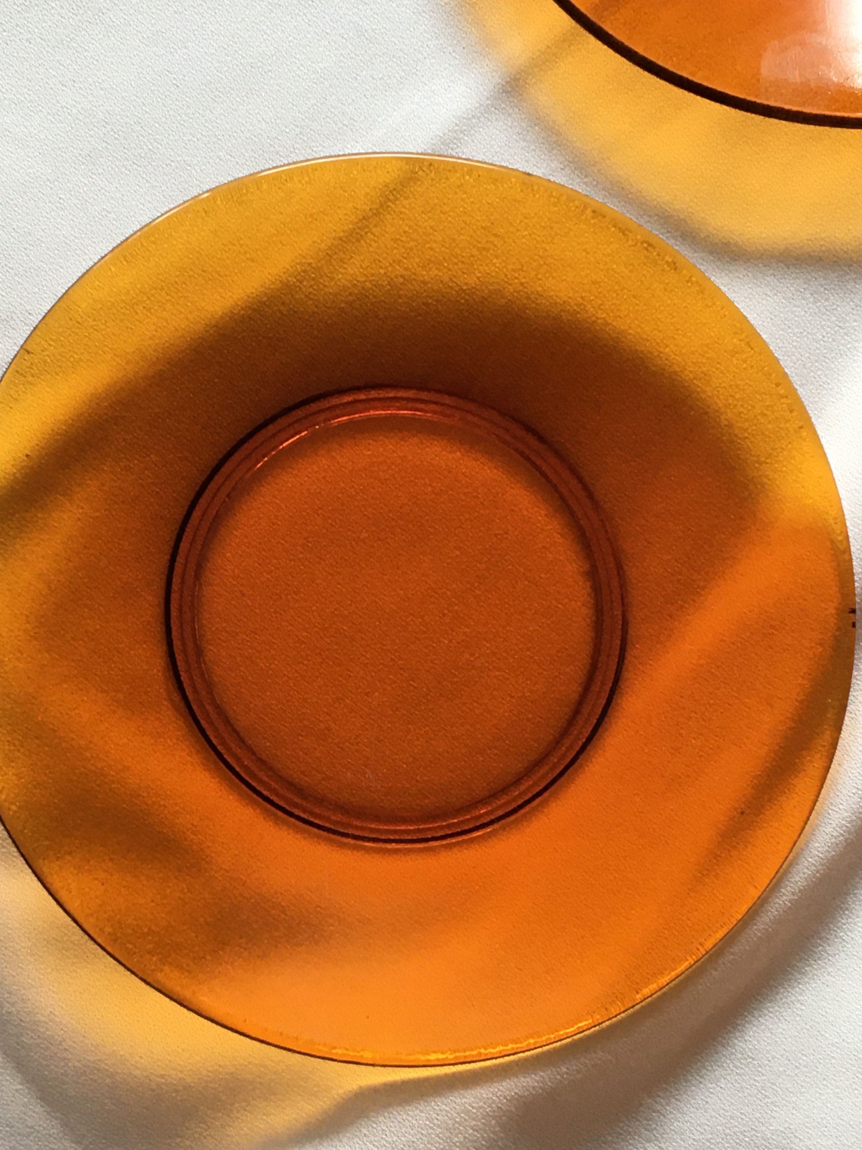 Pomarańczowe, miodowe talerze, śr 16 cm, szkło, używane