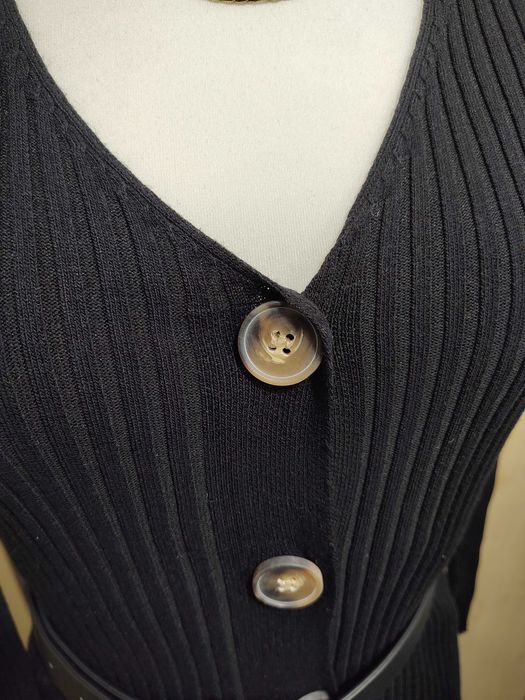 Czarna obcisła dzianinowa zapinana sukienka z długim rękawem prążek