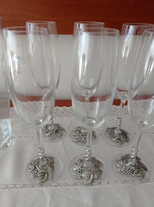 Balde de gelo e copos de champanhe