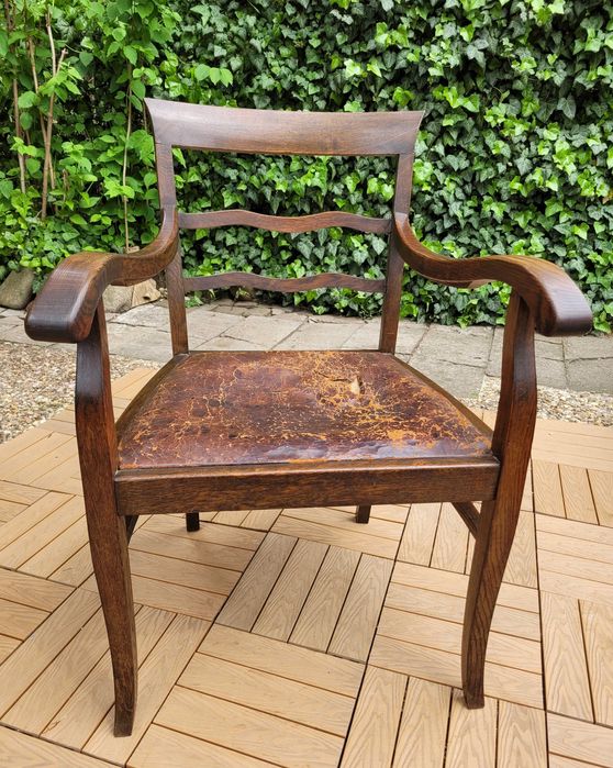 Stary przedwojenny drewniany fotel