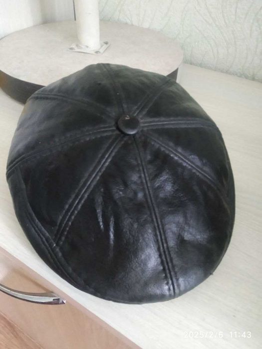 кепка из кожи, хорошего качества