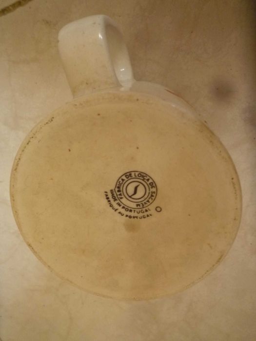 Caneca da antiga Fábrica de Sacavém pintada com motivos floraias