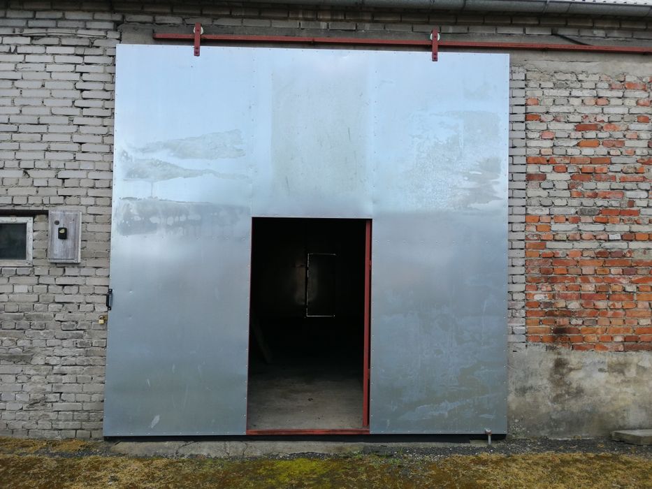 Brama przesuwna stodoła z  bramka otwieraną. Pokrycie  dachowe blacha