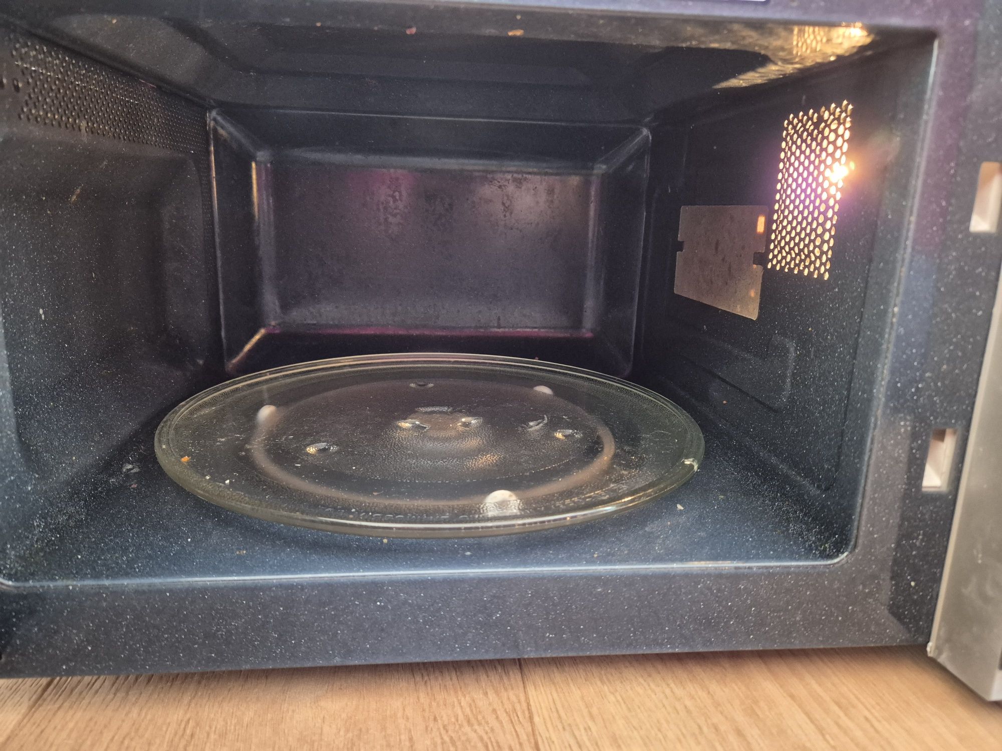 Sprawna kuchenka mikrofalowa Samsung MS23F301TAS srebrna 23l