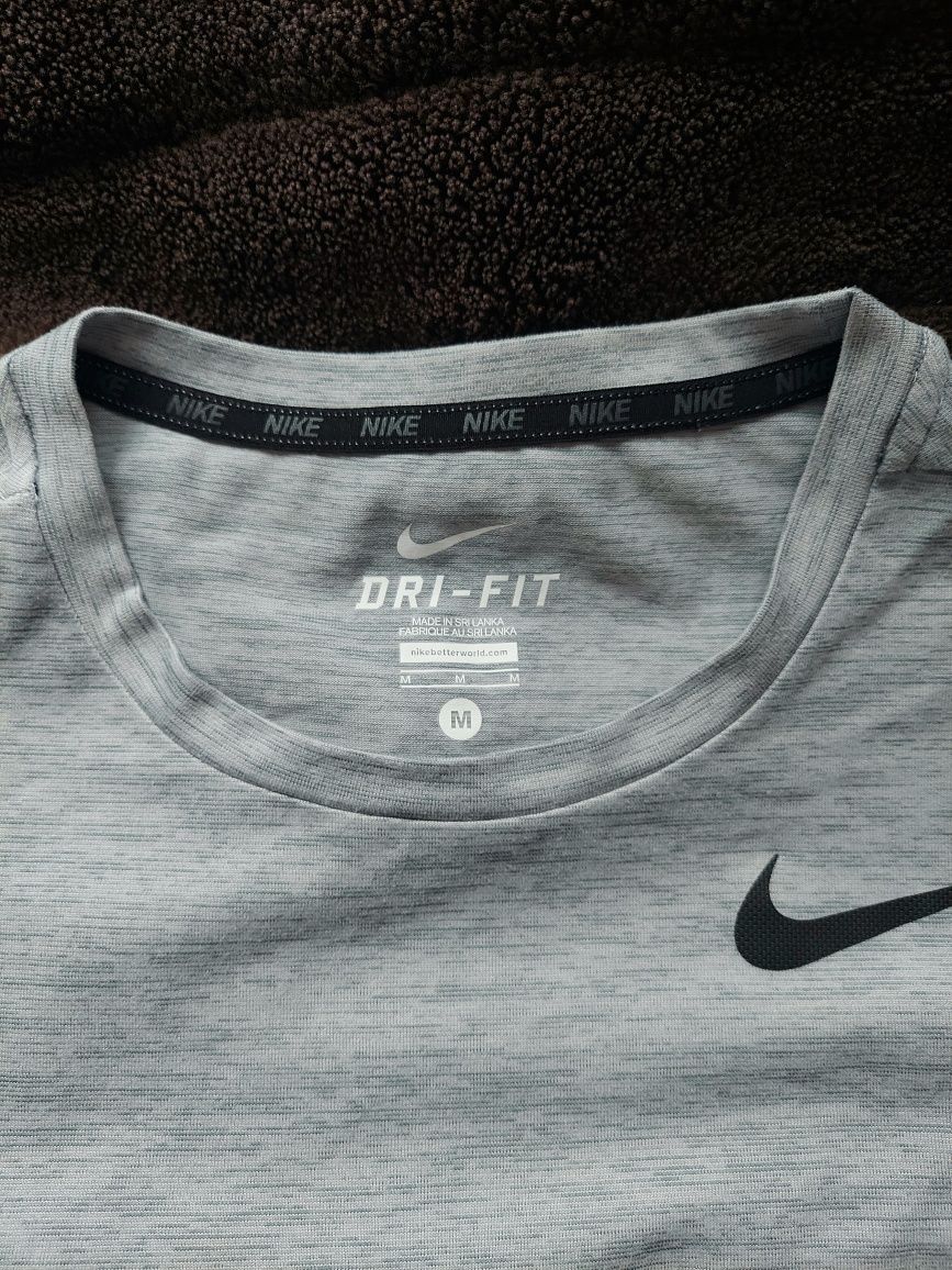 Майка фірми Nike Dri-FIT оригінал 

Размер: M

Заміри детальні:

Довжи
