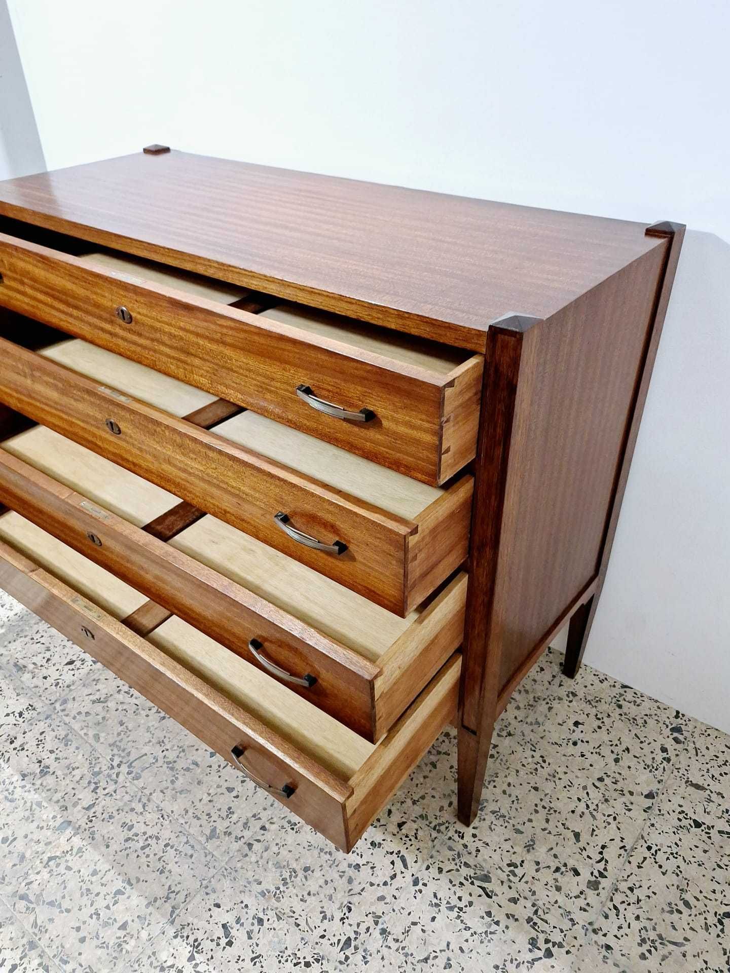 Comoda Vintage de madeira. Vintage Wooden Dresser