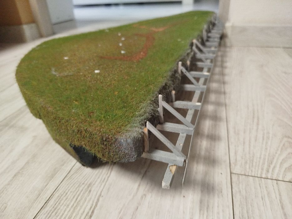 Makieta- wzniesienie z zabudową + trawka statyczna, -79 cm