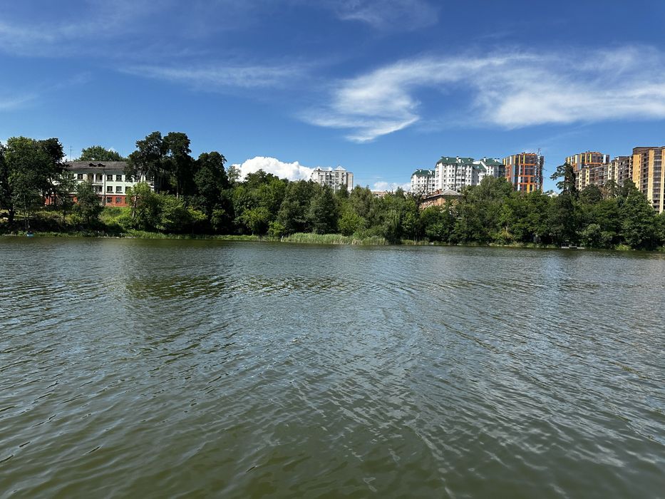 Супер пропозиція в мальовничому місці з видом на річку (перша лінія)