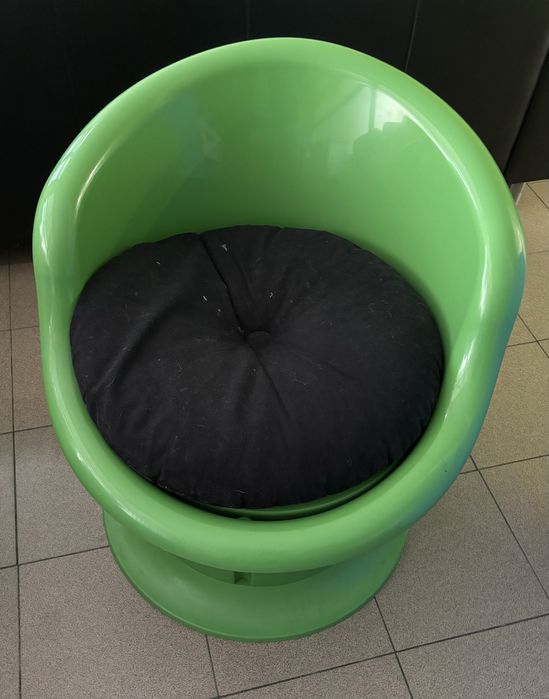 Poltrona de plastico verde com almofada