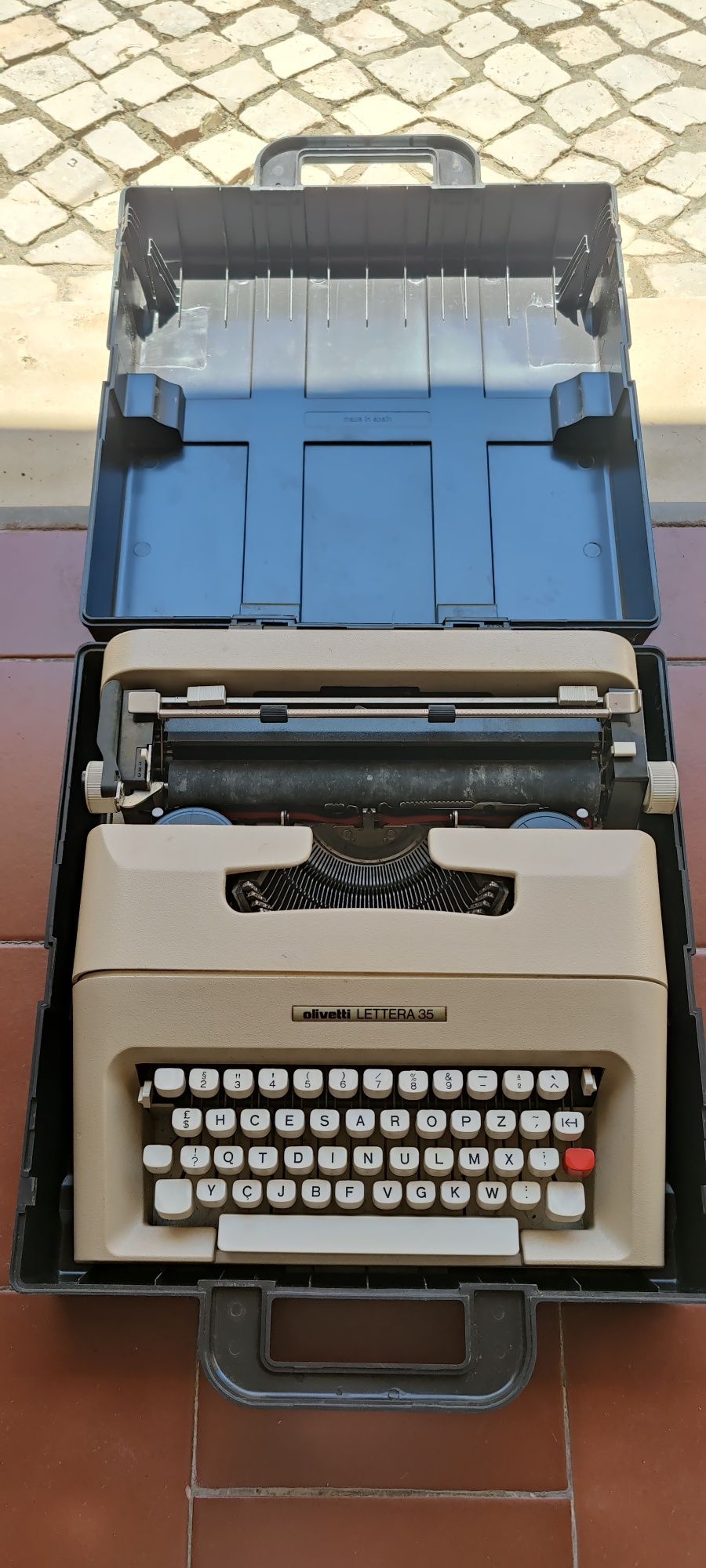 Máquina de escrever Olivetti Lettera 35