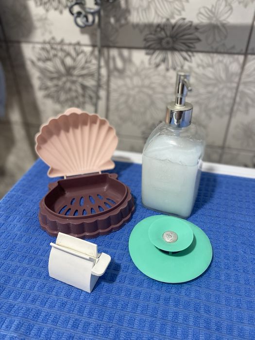 Приладдя для ванної кімнати дозатор мила витискач пасти за все  50 грн