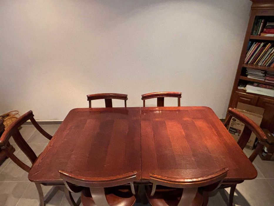 Mesa sala de Jantar e 6 cadeiras em Castanho