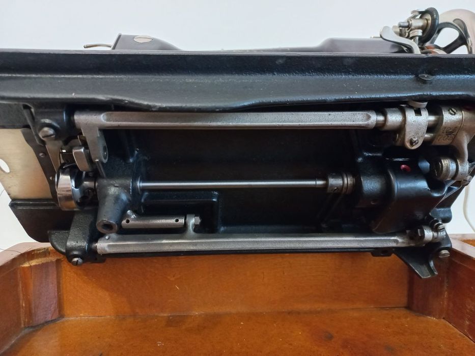 Швейная машинка Bernina KL105.