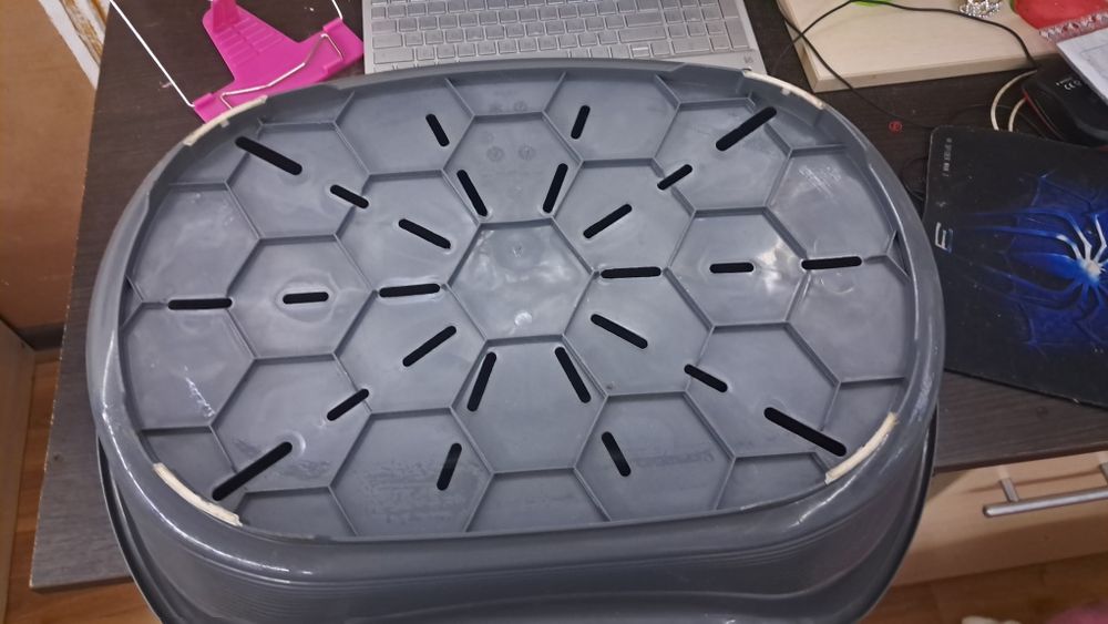 Продам пластиковый лежак Ferplast